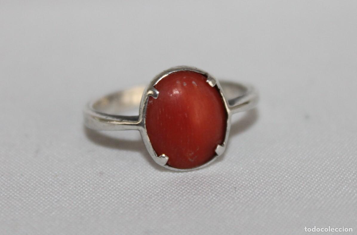Joyeria: Antiguo anillo de plata con cabuj&oacute;n de coral. - Foto 2