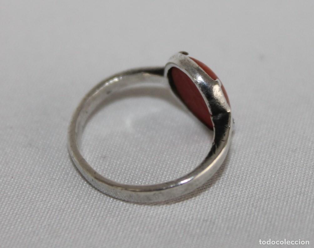 Joyeria: Antiguo anillo de plata con cabuj&oacute;n de coral. - Foto 3