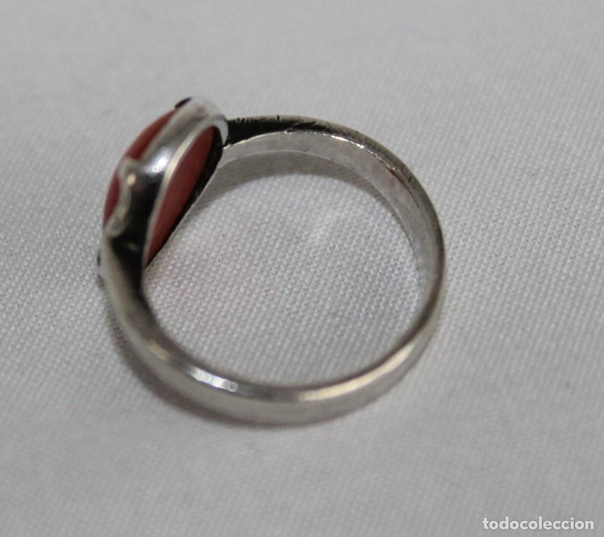 Joyeria: Antiguo anillo de plata con cabuj&oacute;n de coral. - Foto 4
