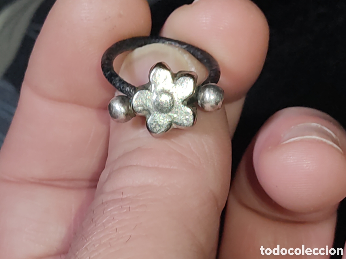 Joyeria: Anillo flor plateada y cuero. - Foto 1