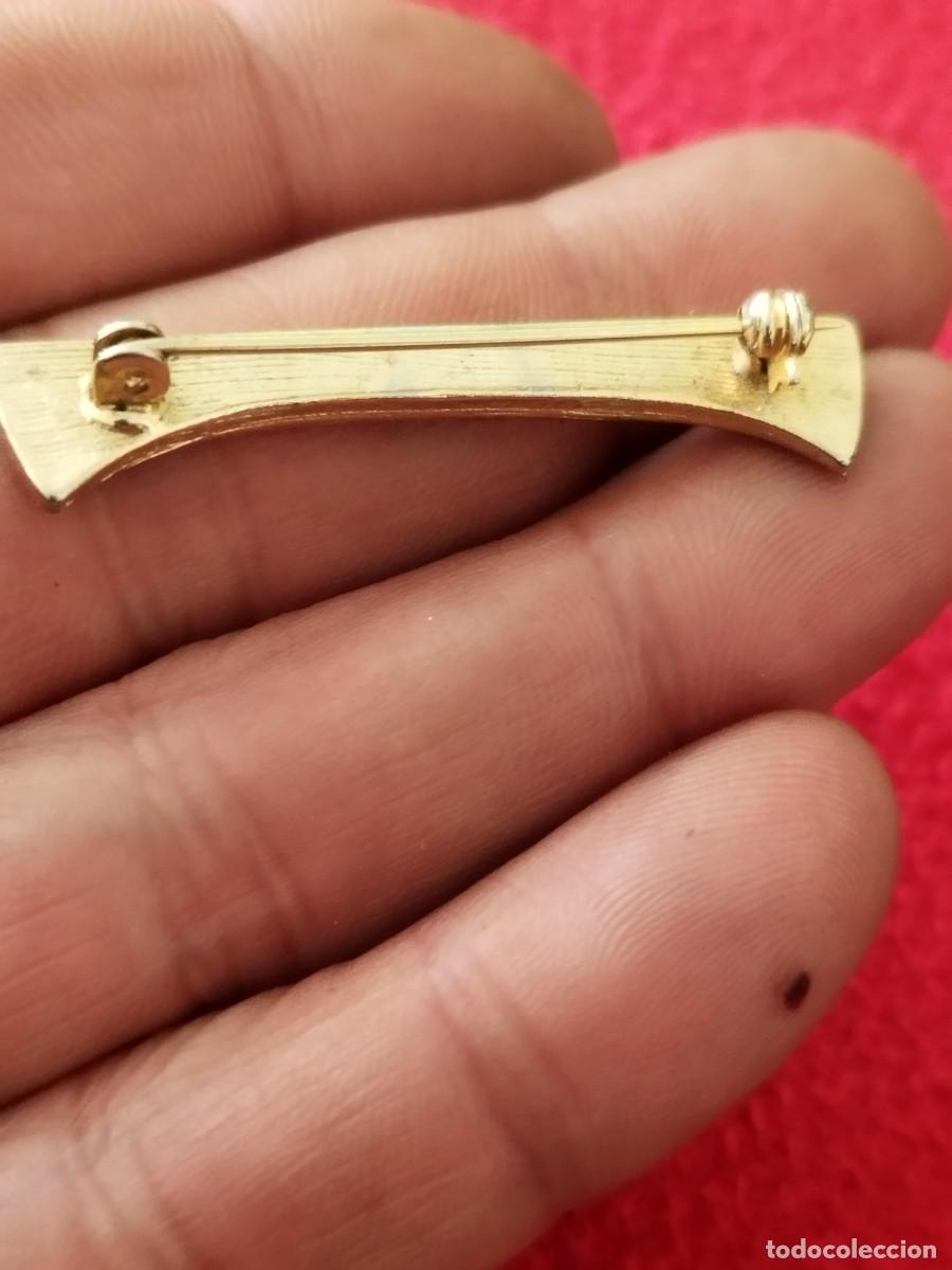 Joyeria: Antiguo broche dorado con esmalte verde. - Foto 2