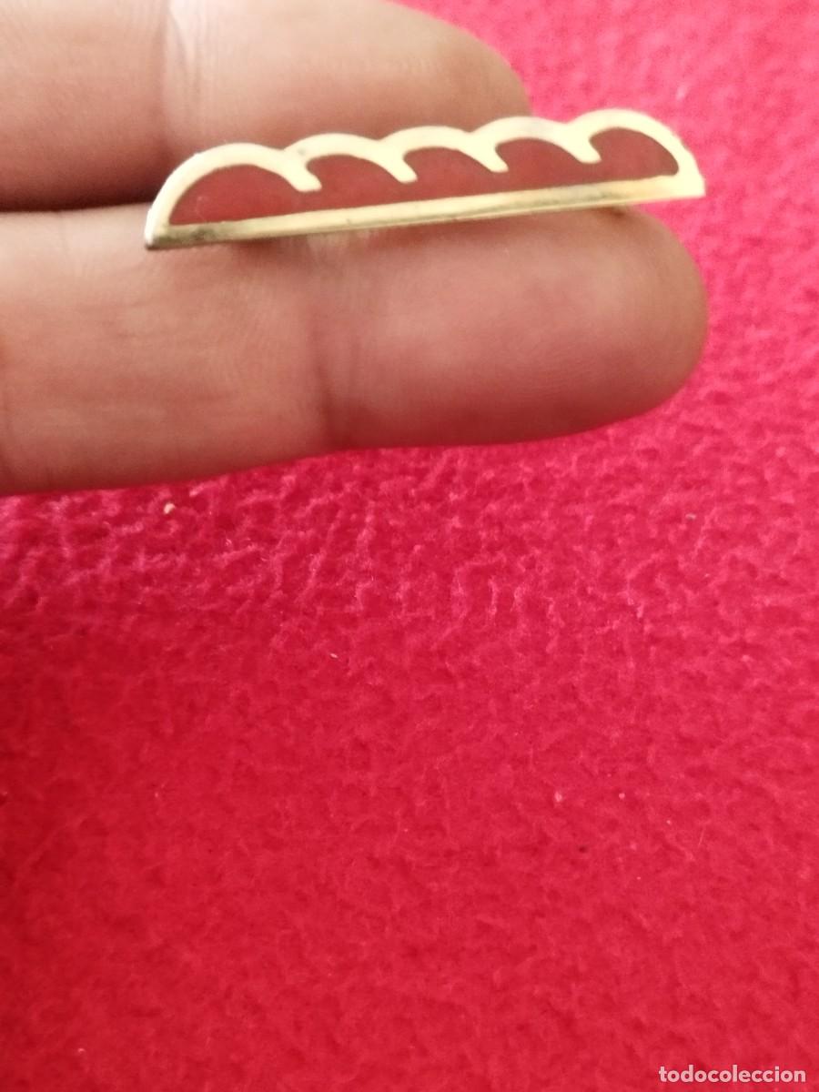 Joyeria: Antiguo broche dorado en con esmalte rojo. - Foto 1