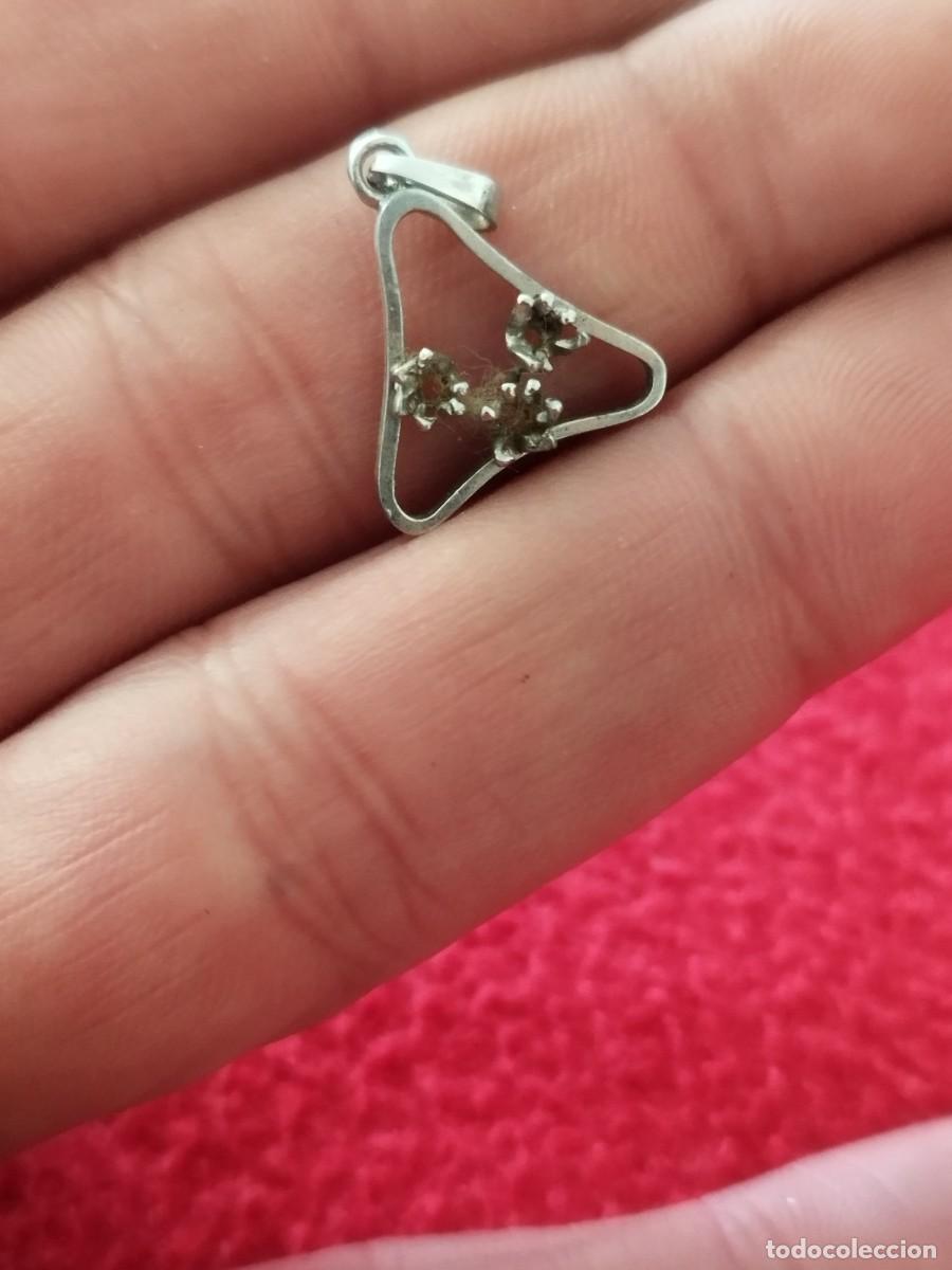 Joyeria: Antiguo colgante de forma triangular. Metal plateado a identificar. - Foto 1