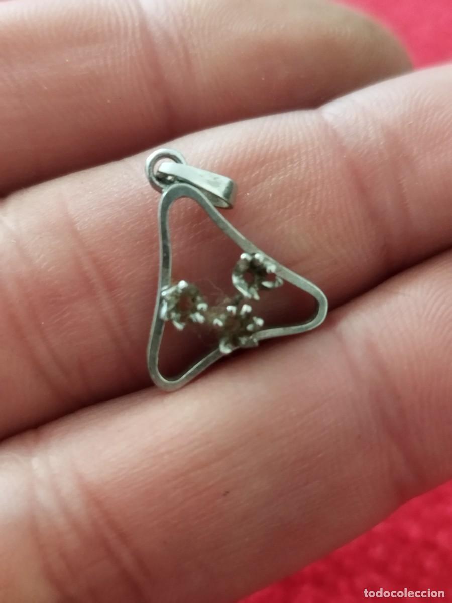 Joyeria: Antiguo colgante de forma triangular. Metal plateado a identificar. - Foto 2