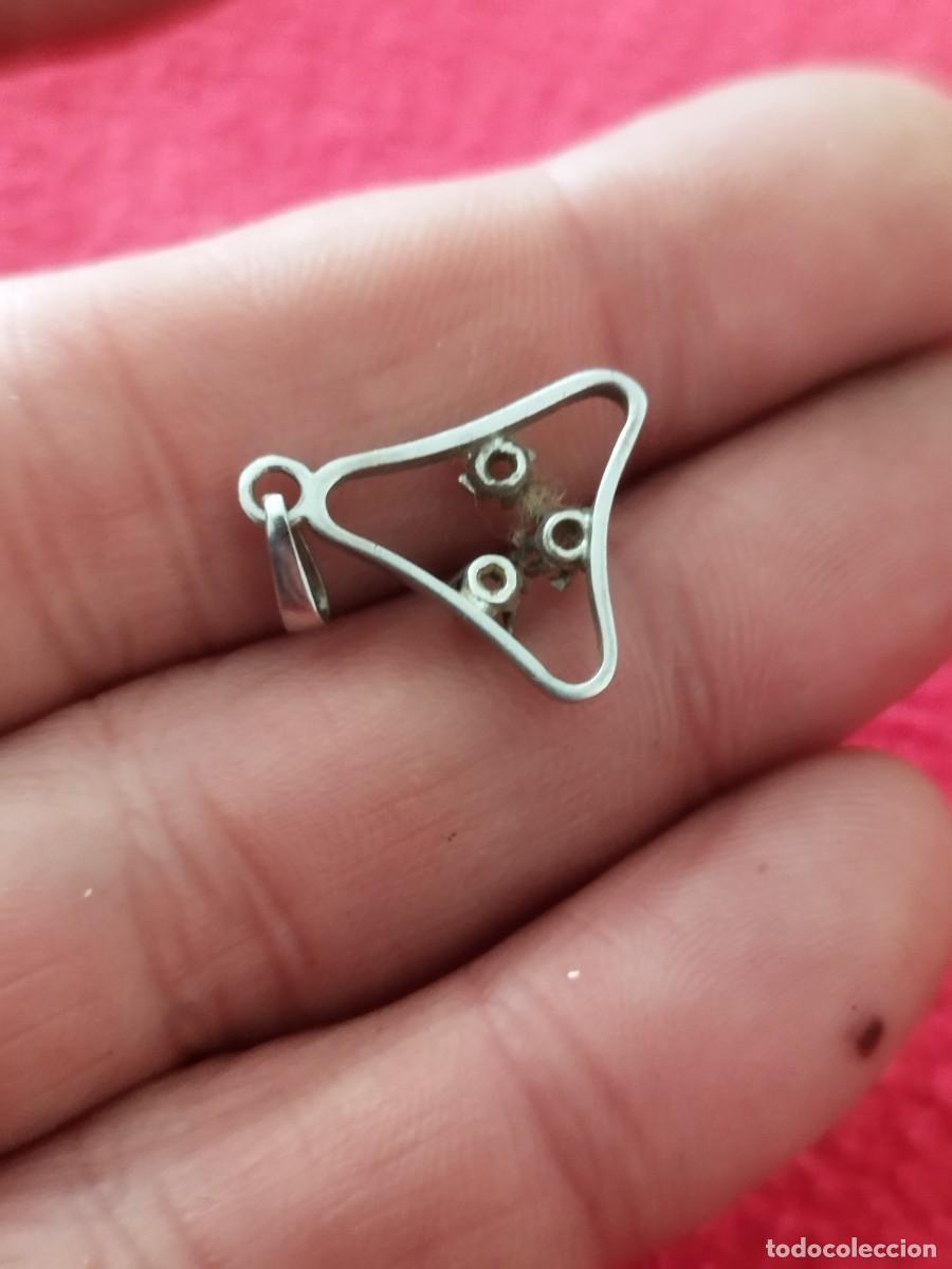 Joyeria: Antiguo colgante de forma triangular. Metal plateado a identificar. - Foto 3
