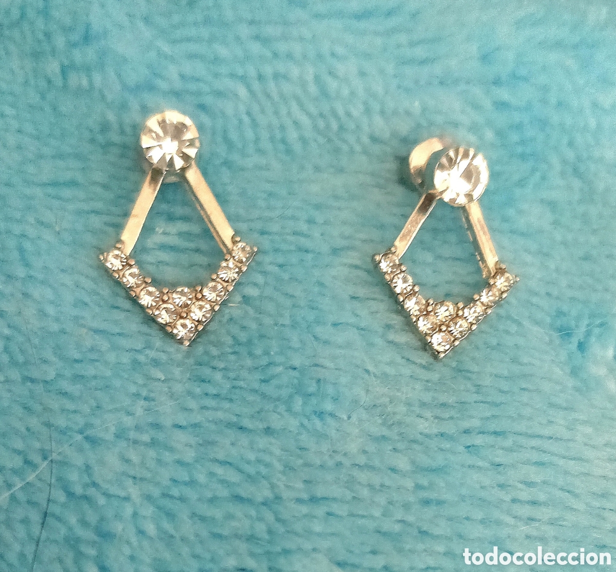 Joyeria: Originales pendientes de bot&oacute;n geom&eacute;tricos plateados con incrustaciones brillantes. 1,5cm Largo...
