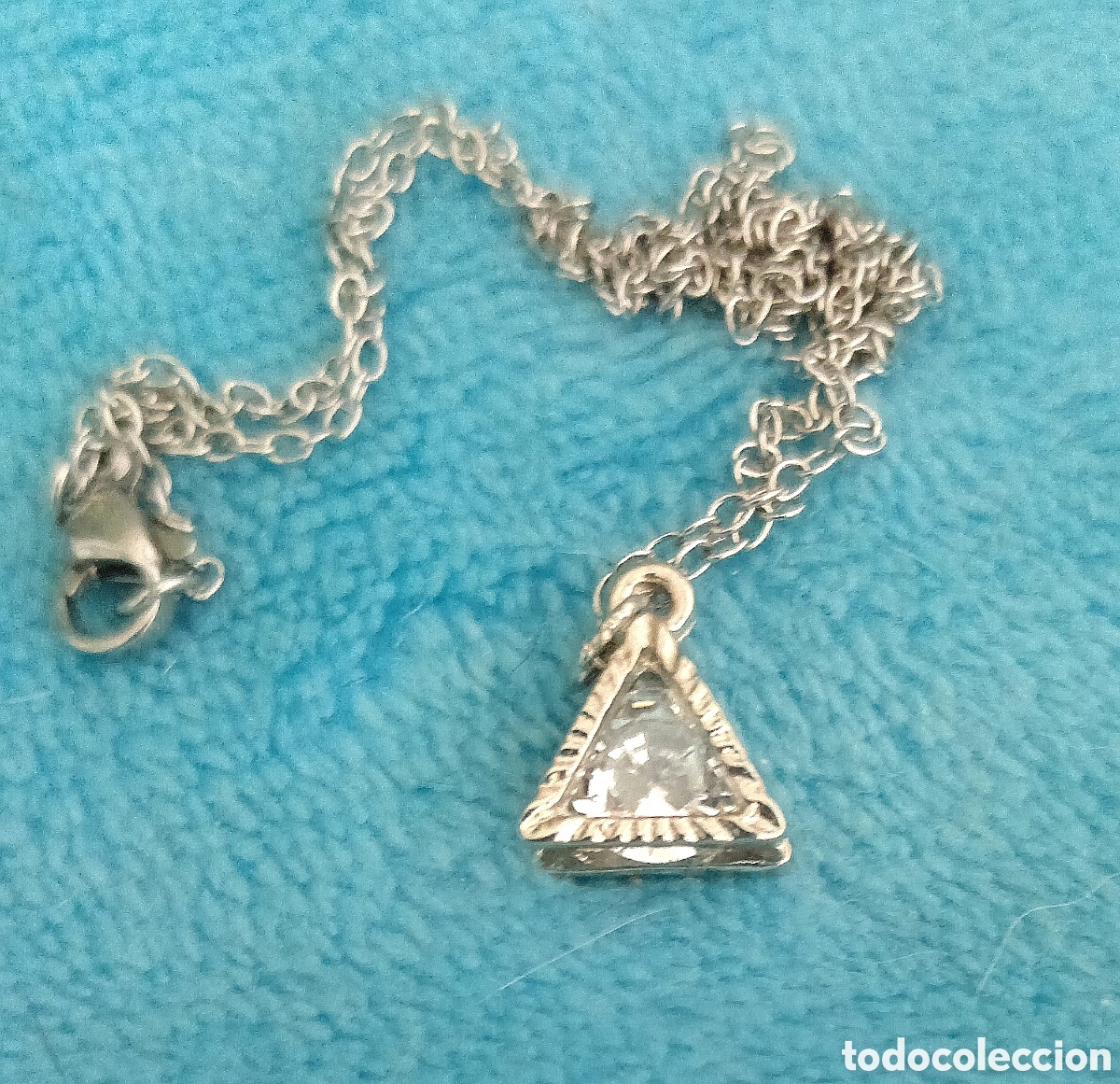 Gioielleria: Original colgante pir&aacute;mide, tri&aacute;ngulo (en relieve) plateado con incrustaciones brillantes 1cm L....