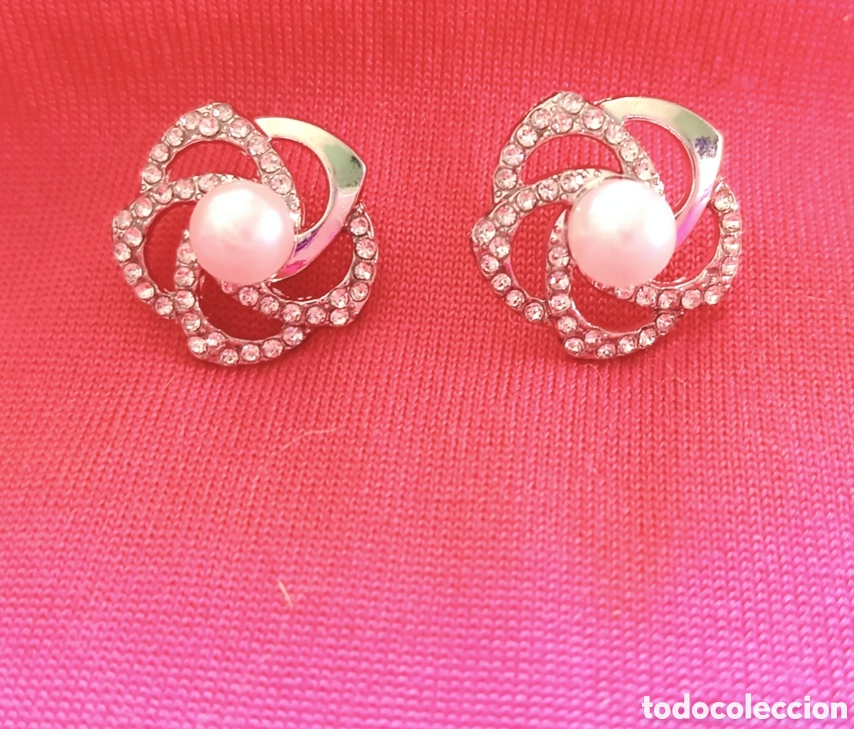 Joyeria: Originales pendientes de bot&oacute;n geom&eacute;tricos flor plateados con tachuelas brillantes y perla sint&eacute;tica