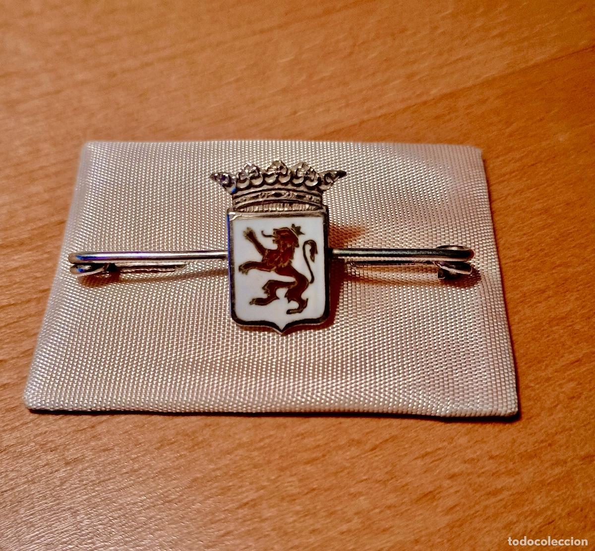 Joyeria: Broche imperdible con escudo de Le&oacute;n, plata y esmalte - Foto 1