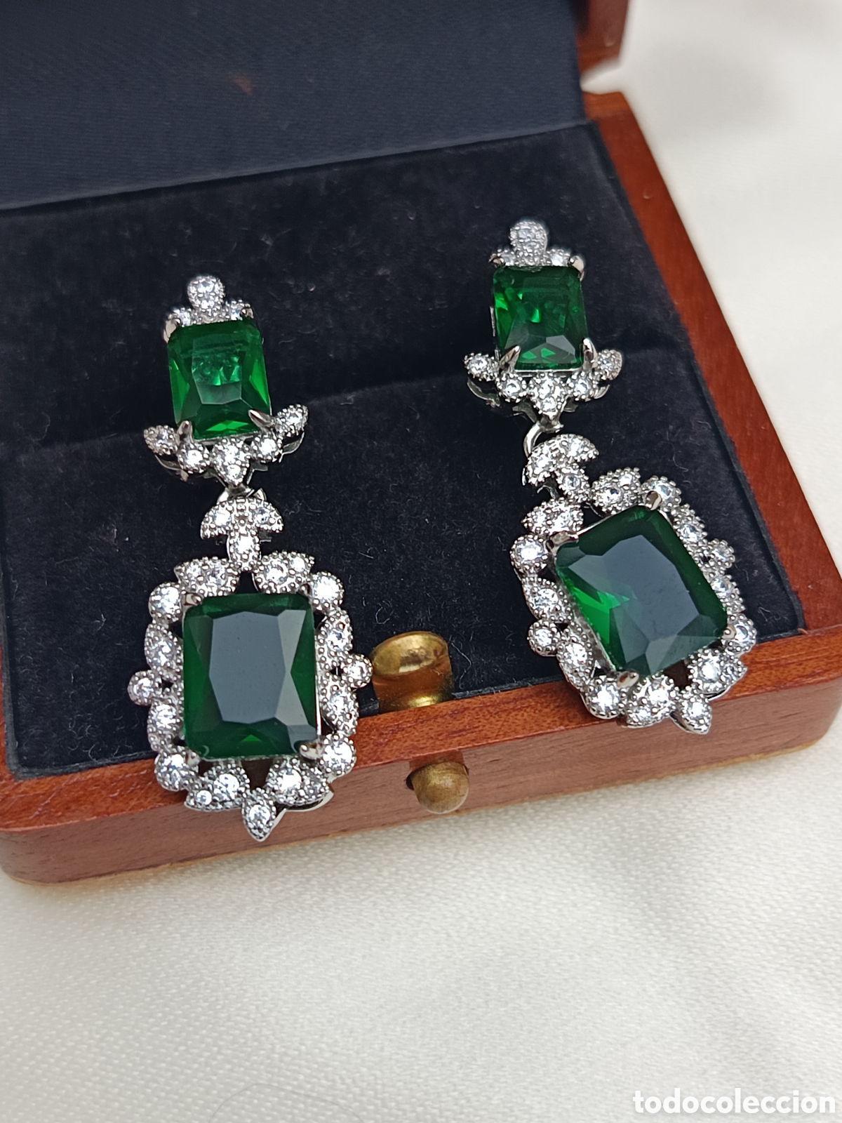 Joyeria: Bellos pendientes chapados en plata y simil esmeraldas