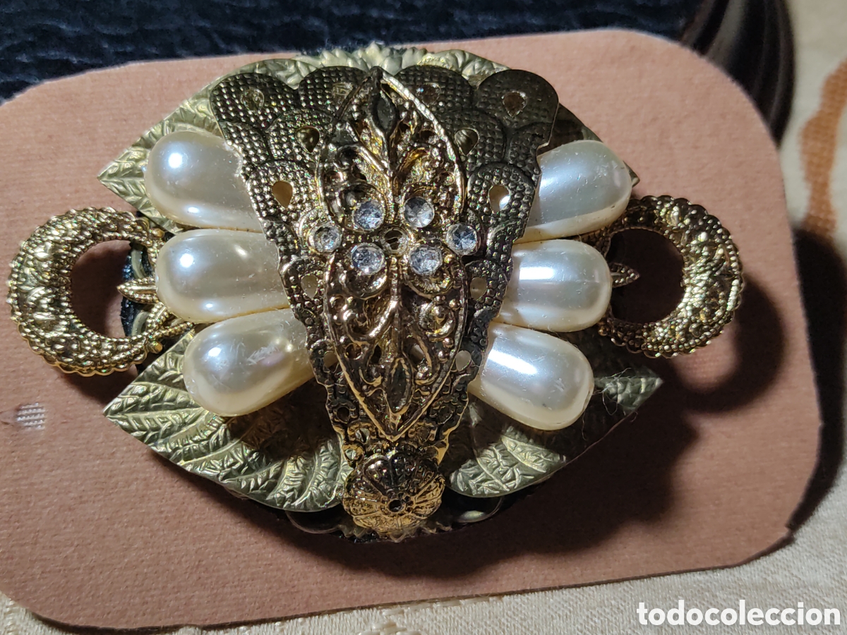 Joyeria: Hermoso broche Art Deco de lat&oacute;n repujado con perlas. - Foto 2