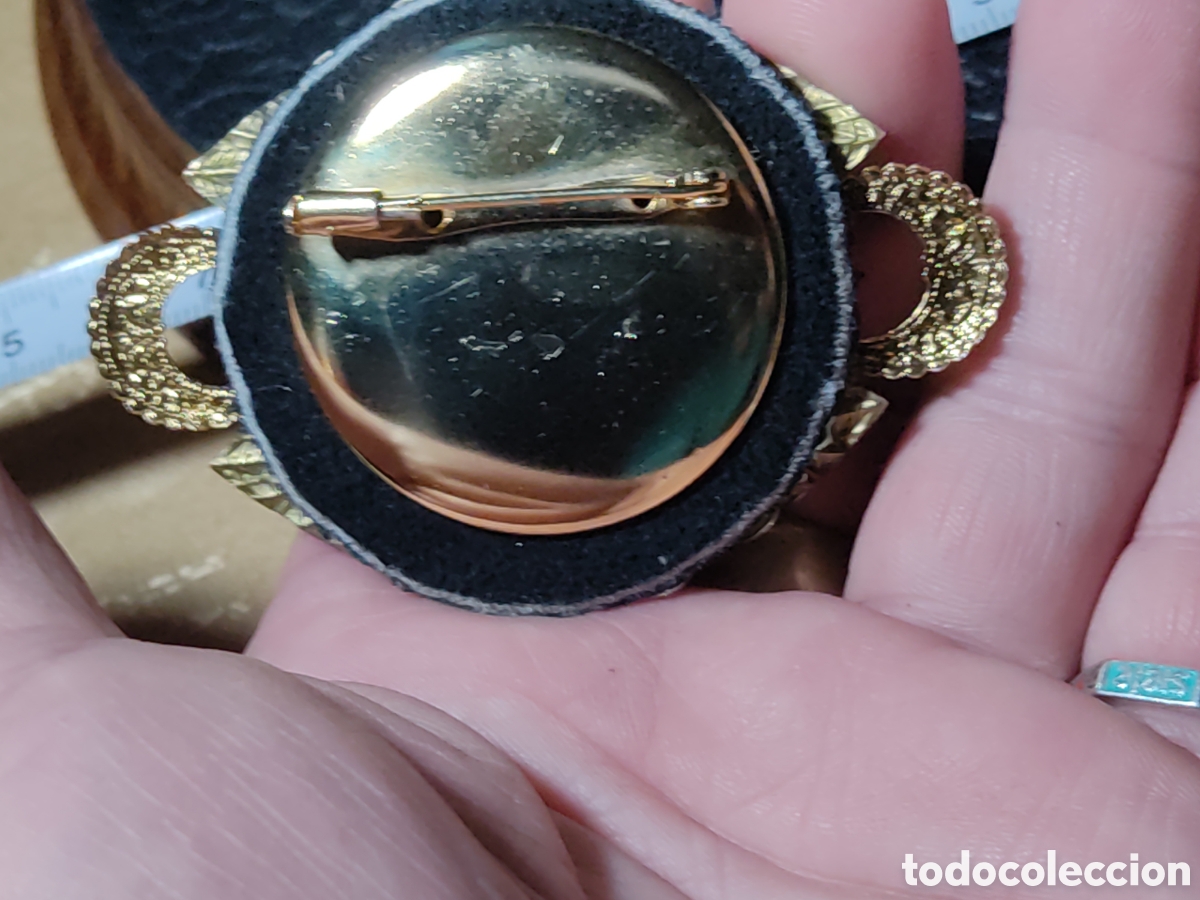 Joyeria: Hermoso broche Art Deco de lat&oacute;n repujado con perlas. - Foto 3