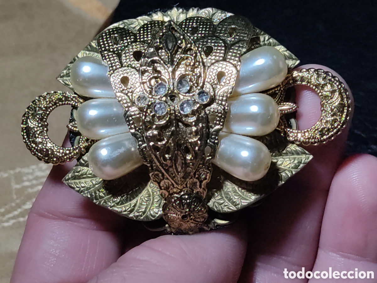 Joyeria: Hermoso broche Art Deco de lat&oacute;n repujado con perlas. - Foto 6