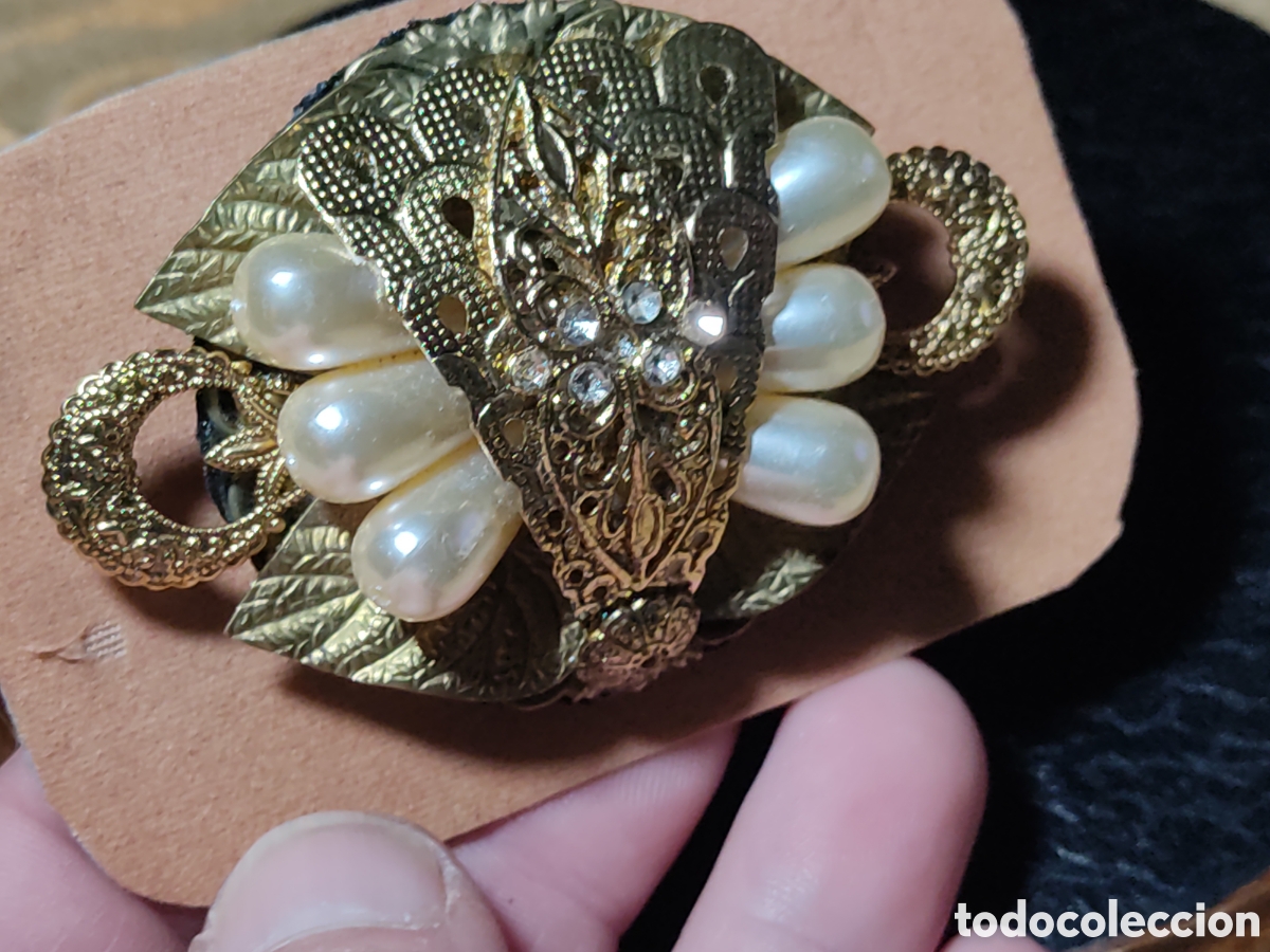 Joyeria: Hermoso broche Art Deco de lat&oacute;n repujado con perlas. - Foto 8