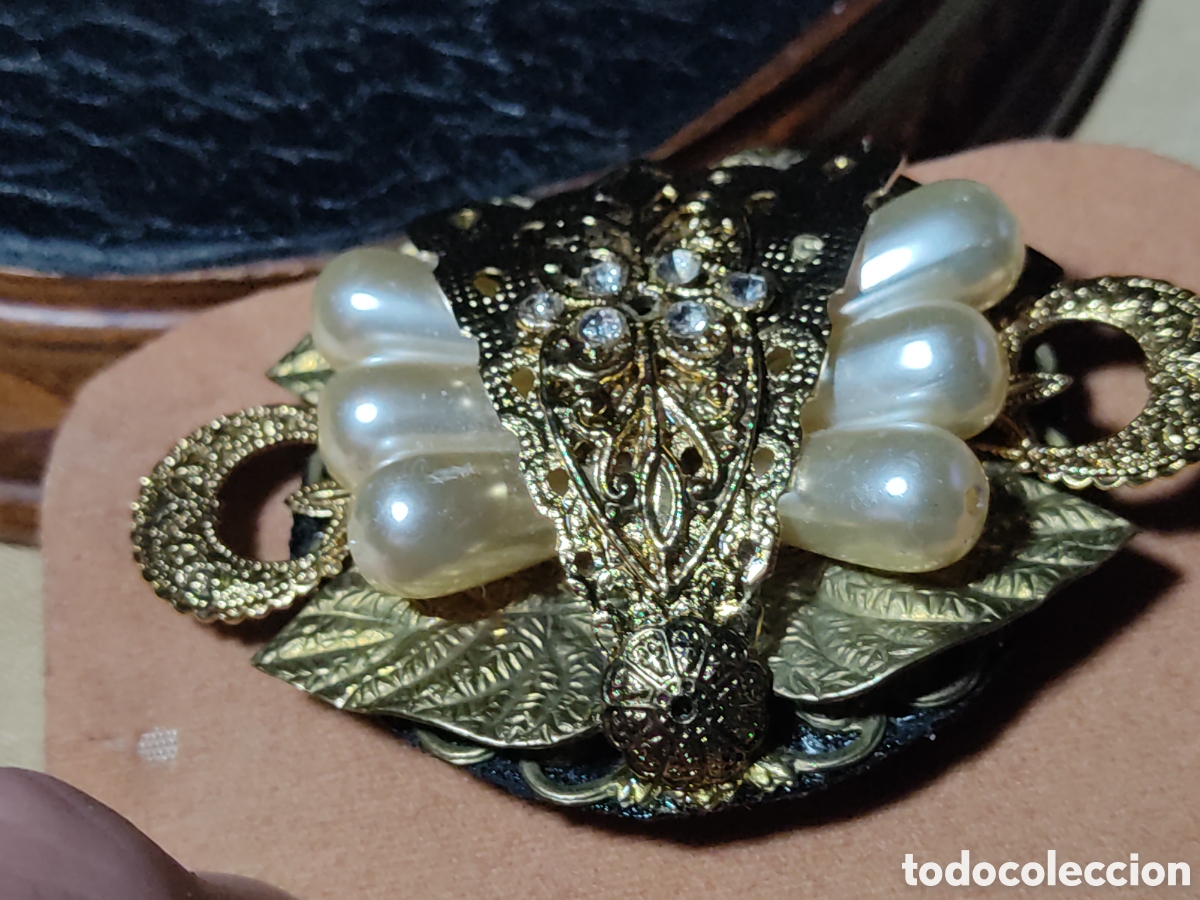 Joyeria: Hermoso broche Art Deco de lat&oacute;n repujado con perlas. - Foto 9