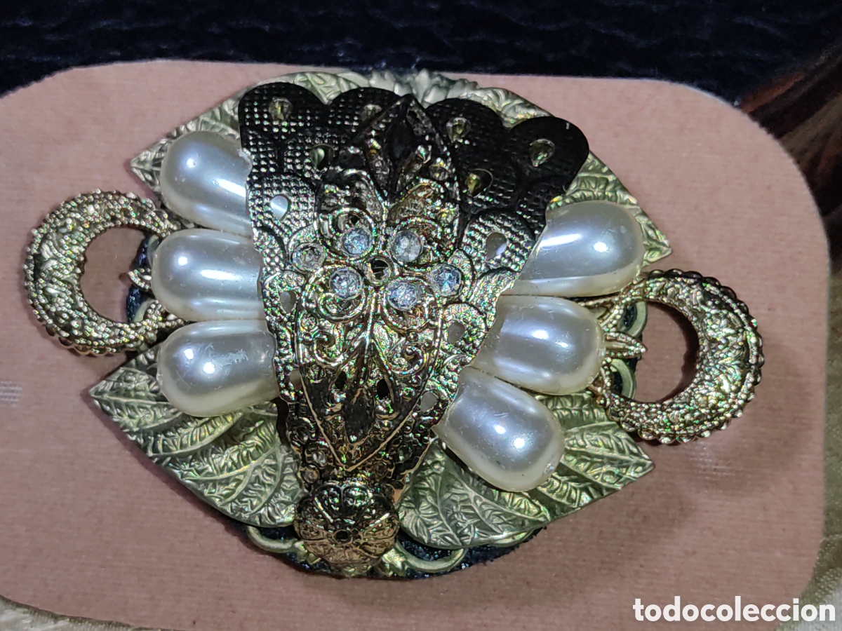 Joyeria: Hermoso broche Art Deco de lat&oacute;n repujado con perlas. - Foto 10