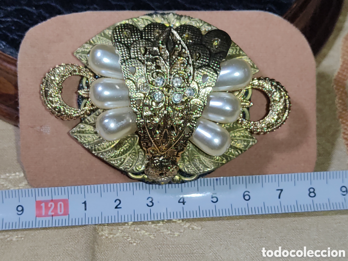 Joyeria: Hermoso broche Art Deco de lat&oacute;n repujado con perlas. - Foto 1