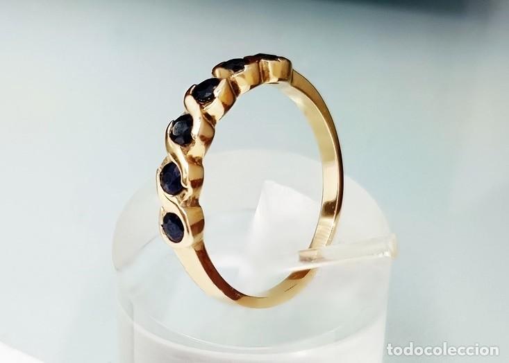 Joyeria: ANILLO MEDIA ALIANZA DE ORO LEY 18 QUILATES Y SEIS ZAFIROS AZULES NATURALES DE 0,48 CTS.