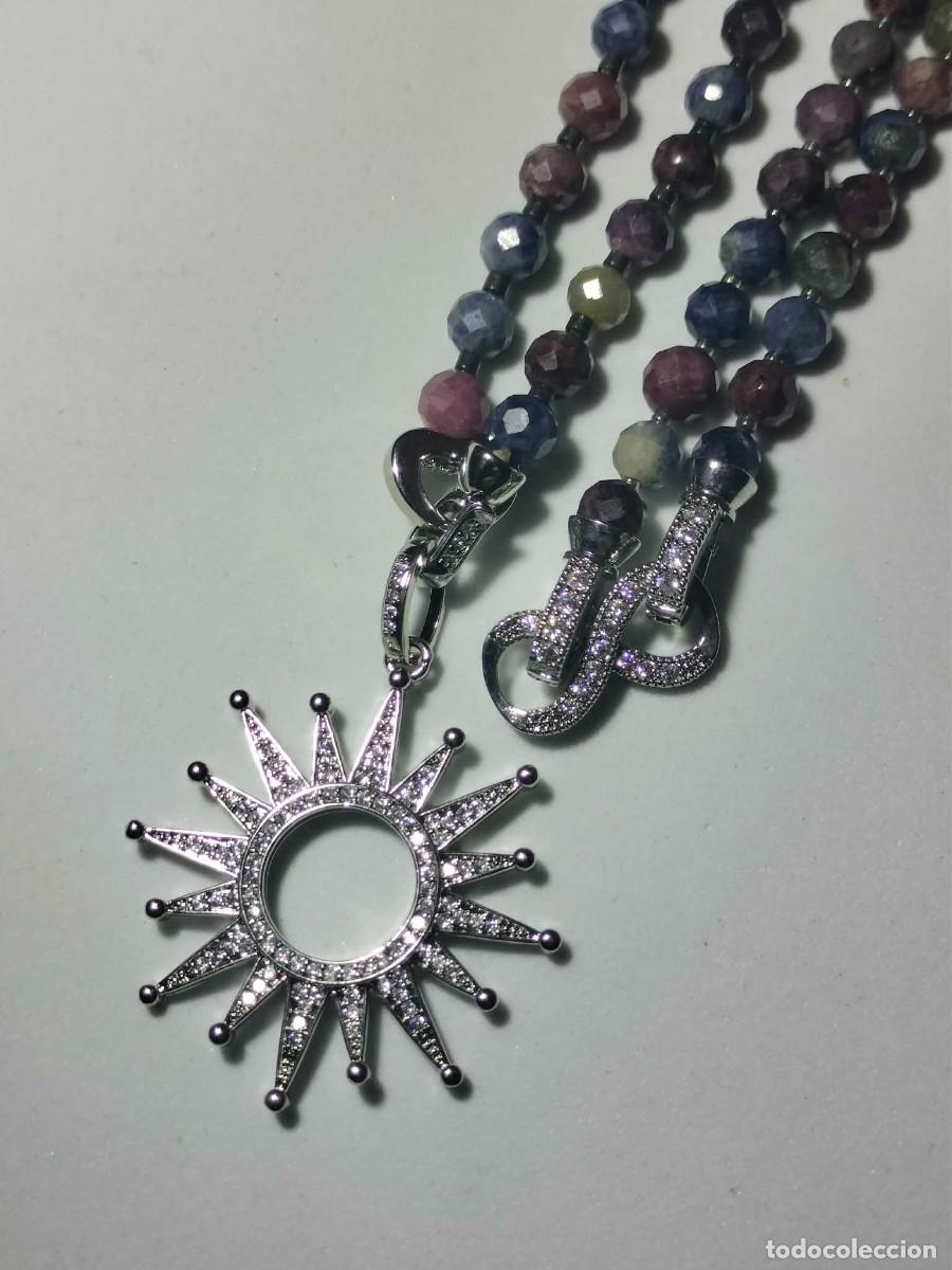 Schmuck: dos preciosos collares gargantillas de zafiros multicolor facetados con colgantes de plata