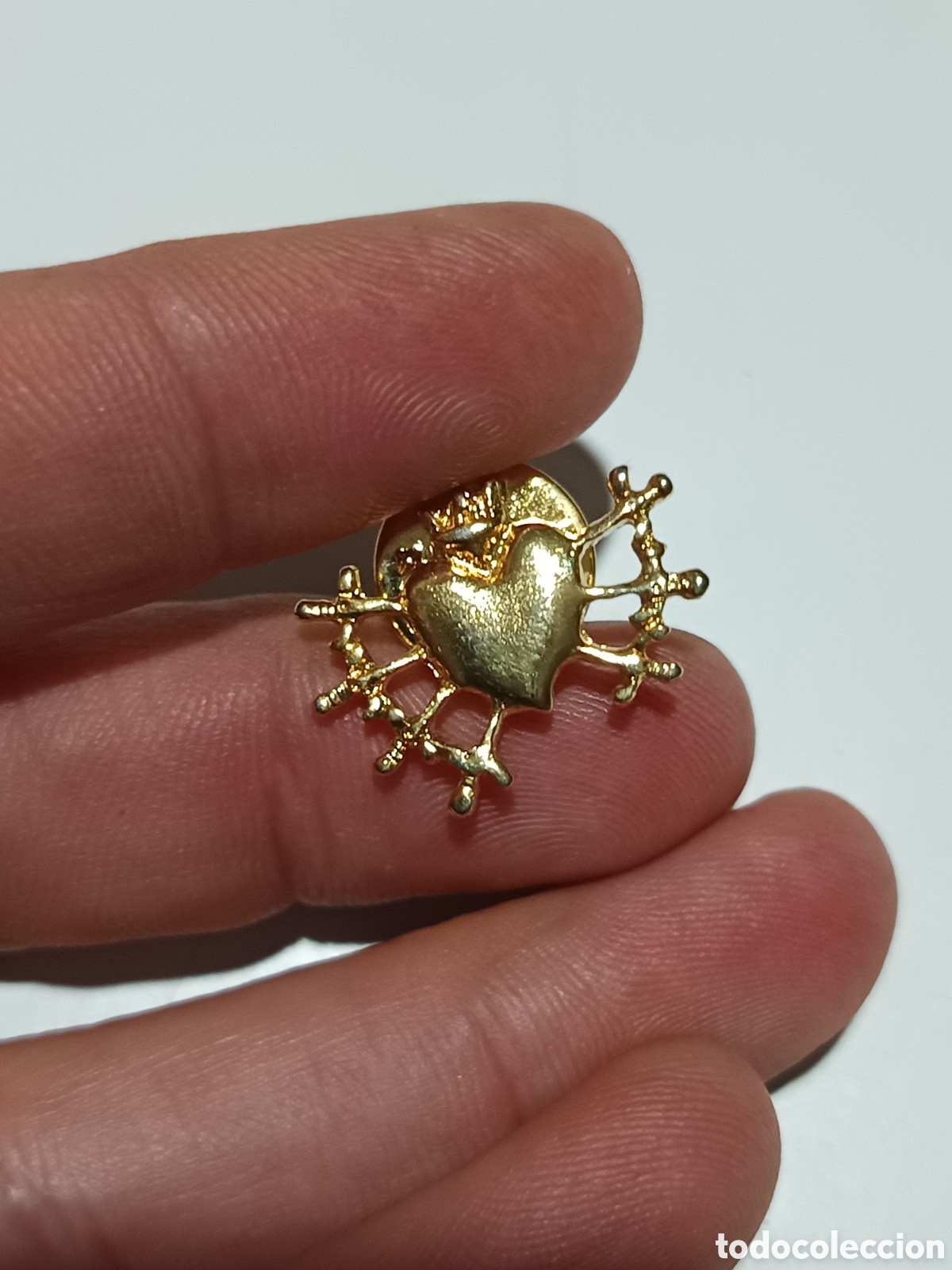Joyeria: Pin coraz&oacute;n doliente pu&ntilde;ales sagrado coraz&oacute;n dorado para imagen religiosa