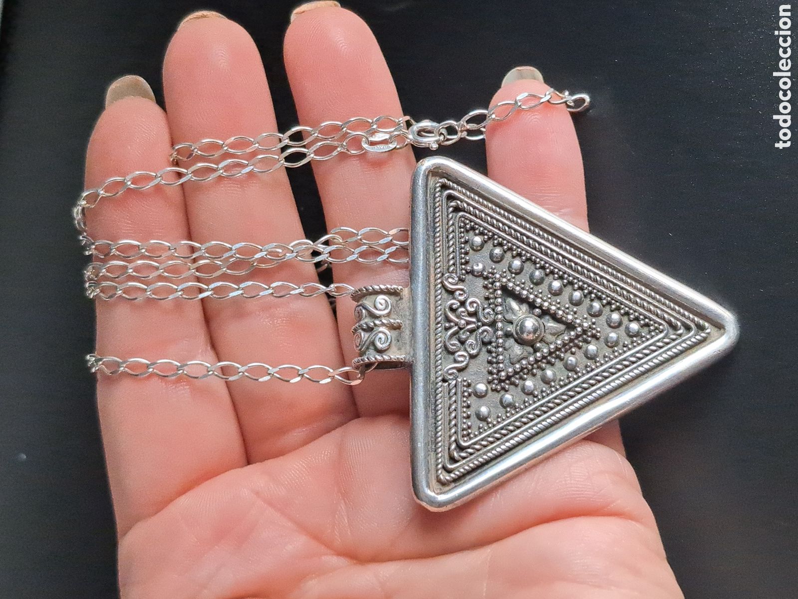 Gioielleria: Colgante vintage amuleto triangular, llamado &rdquo;Taweez&rdquo; de plata de ley 925&nbsp;. Es un trivial