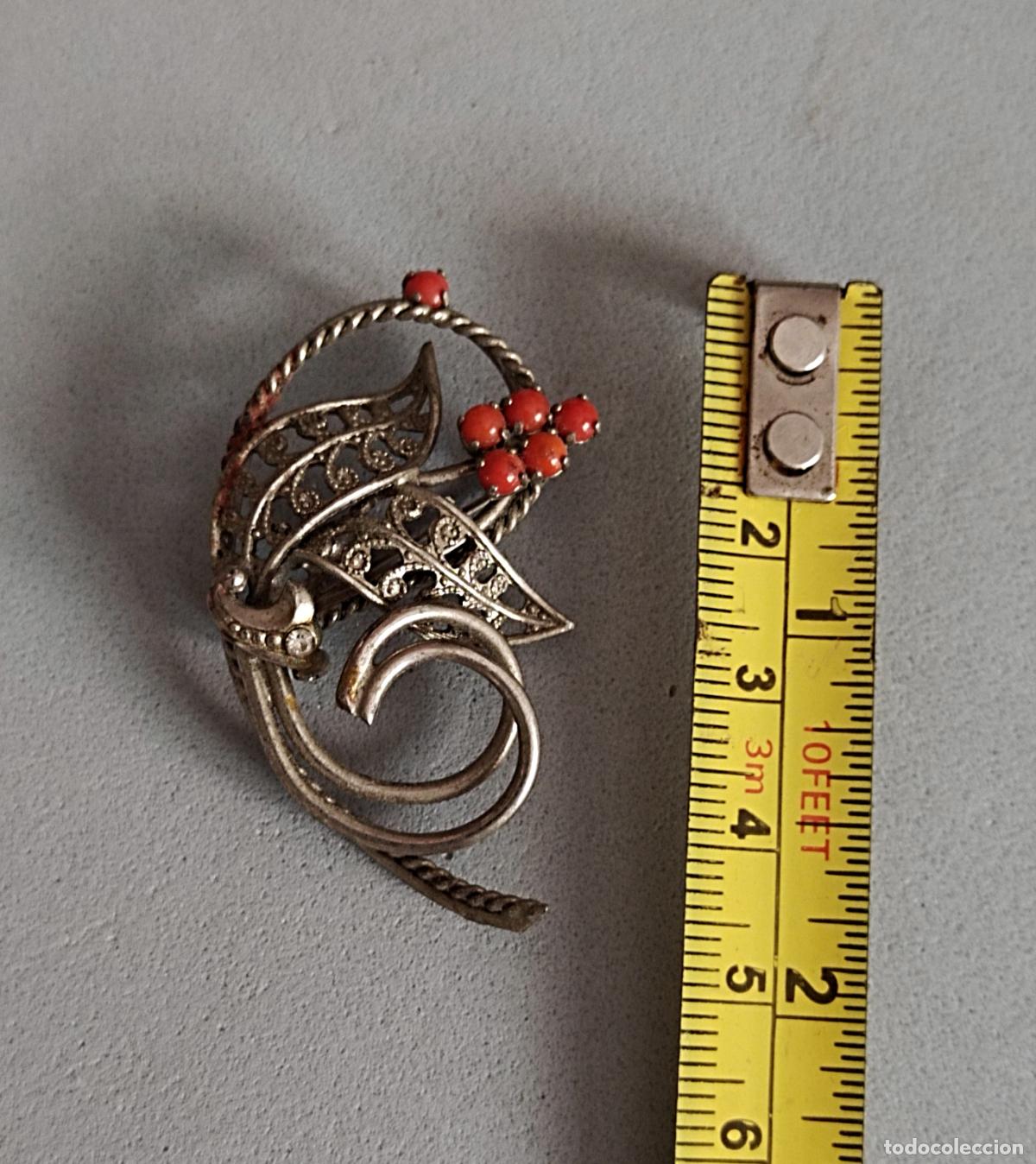 Joyeria: Antiguo broche plateado con piedritas rojas. - Foto 2