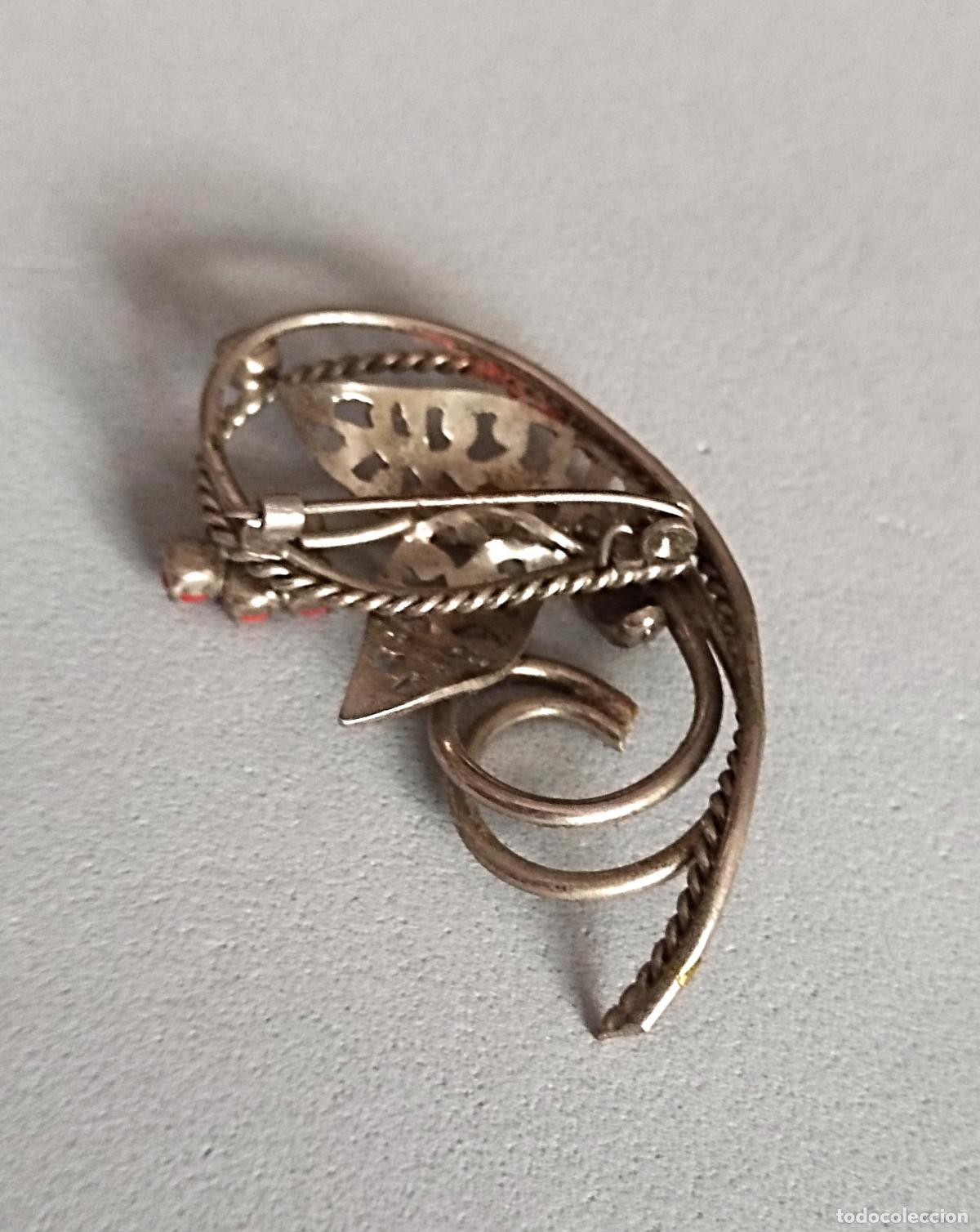 Joyeria: Antiguo broche plateado con piedritas rojas. - Foto 3