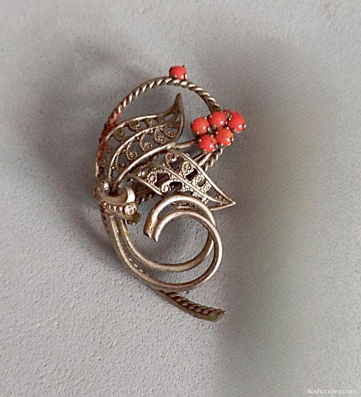 Joyeria: Antiguo broche plateado con piedritas rojas. - Foto 4
