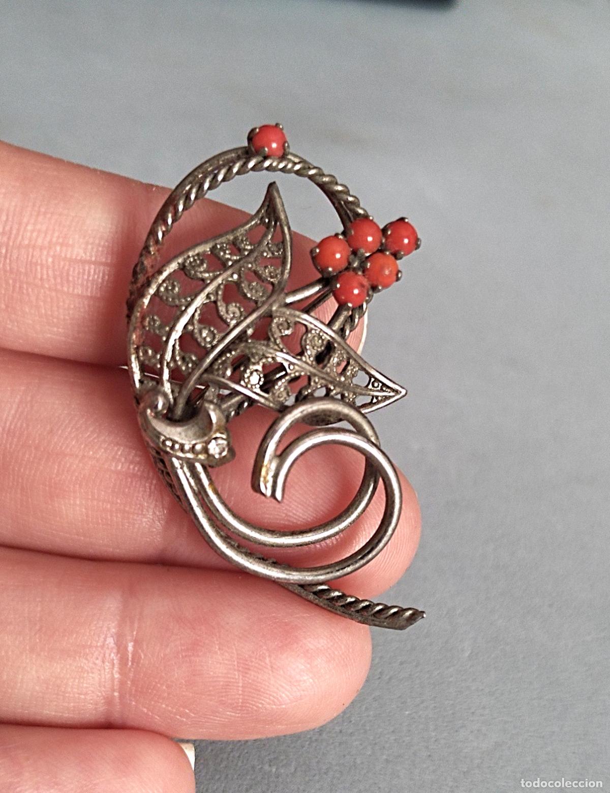 Joyeria: Antiguo broche plateado con piedritas rojas. - Foto 5