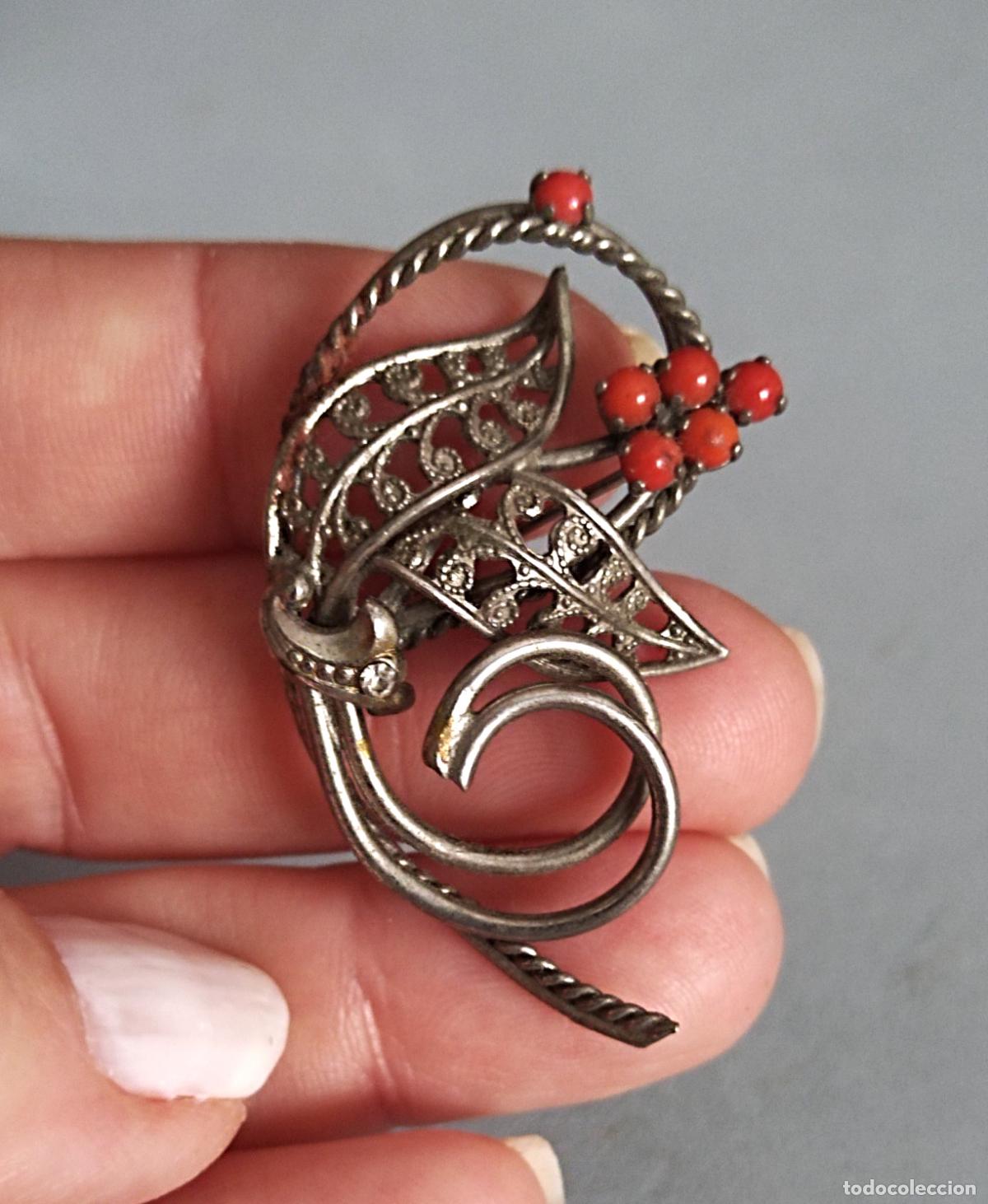 Joyeria: Antiguo broche plateado con piedritas rojas. - Foto 1
