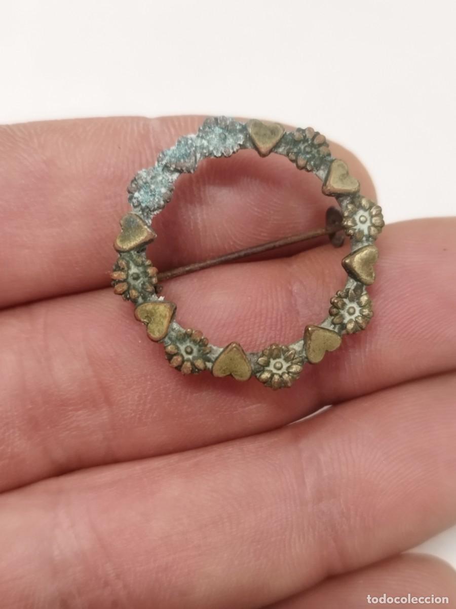 Joyeria: Antiguo broche tipo corona de flores. - Foto 2