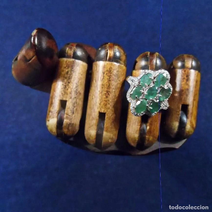 Joalharia: ANILLO DE PLATA CON ORLA DE CIRCONITAS CON ESMERALDAS OVALES. PLATA DE LEY