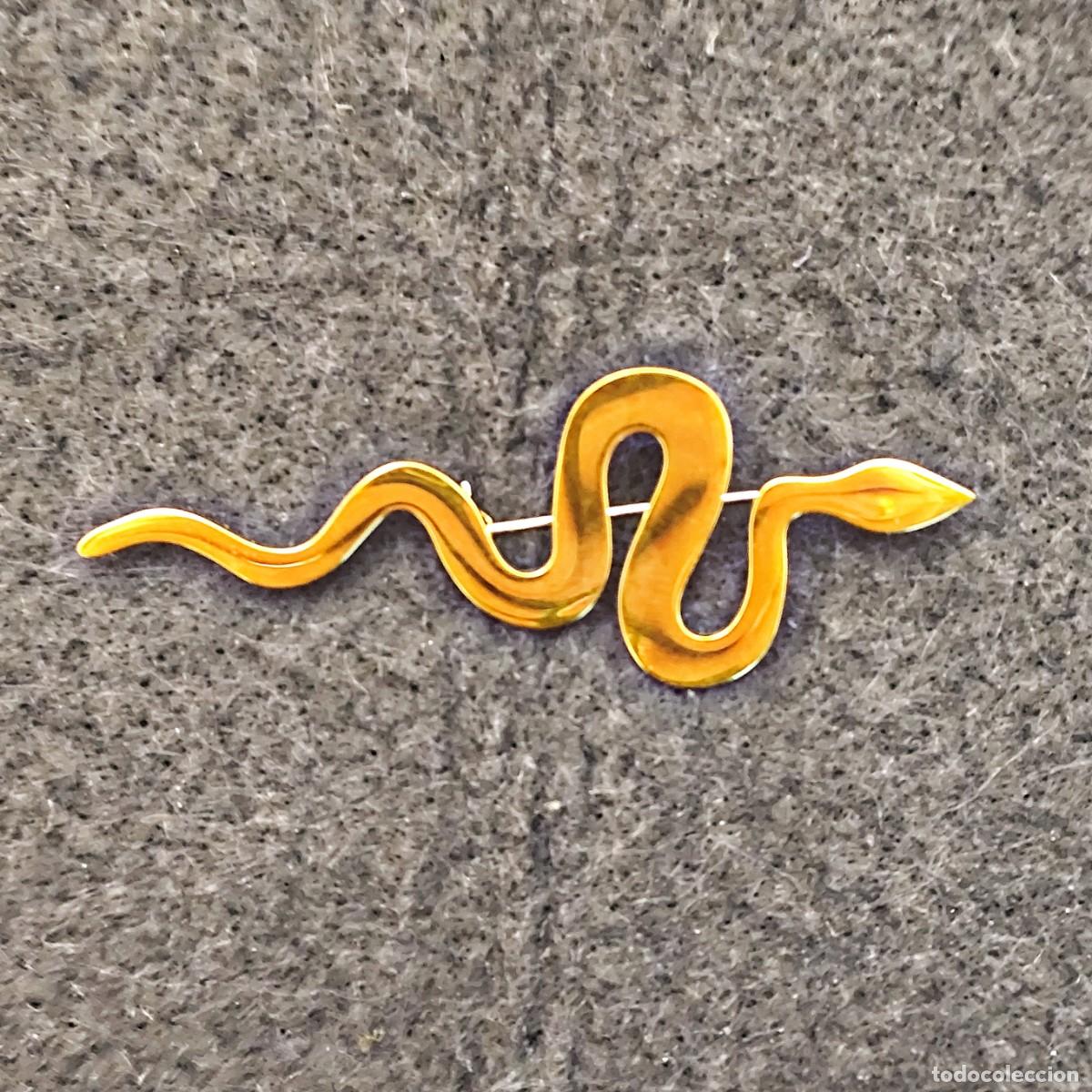 Jewelry: BROCHE CON SERPIENTE DE ALPACA DORADA. MED. 8 X 3 CMS