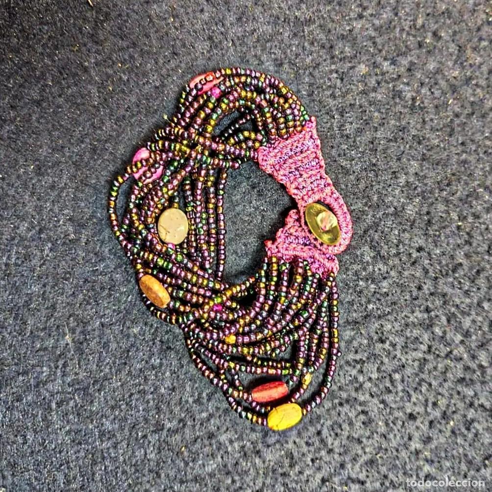 Joalharia: BRAZALETE CON TEJIDO DE PIEDRAS VIOLETAS Y MULTICOLOR. CIERRE BOTON