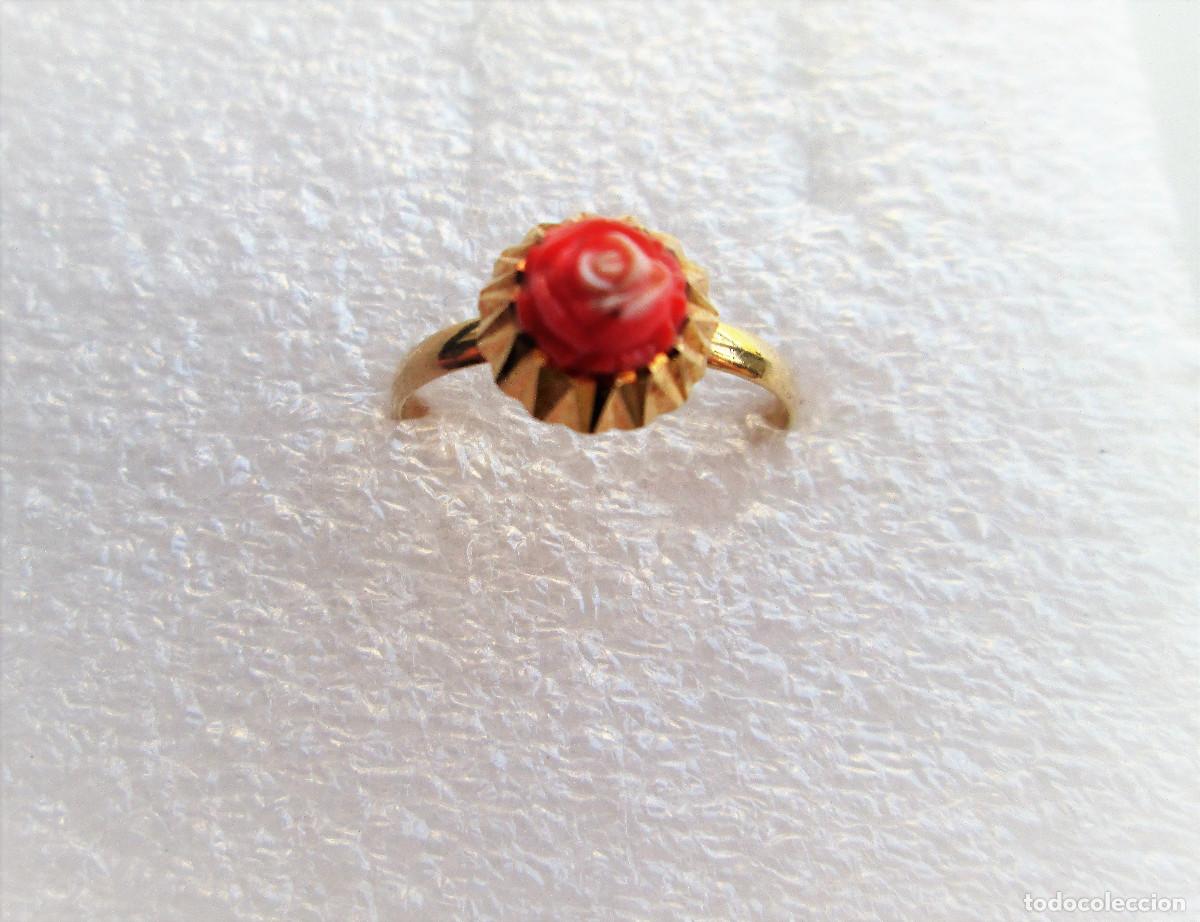 Joyeria: ANILLO DE ORO DE 18 KLTS CON CORAL ROJO Y BLANCO TALLADO EN FORMA DE ROSA - SIN ESTR