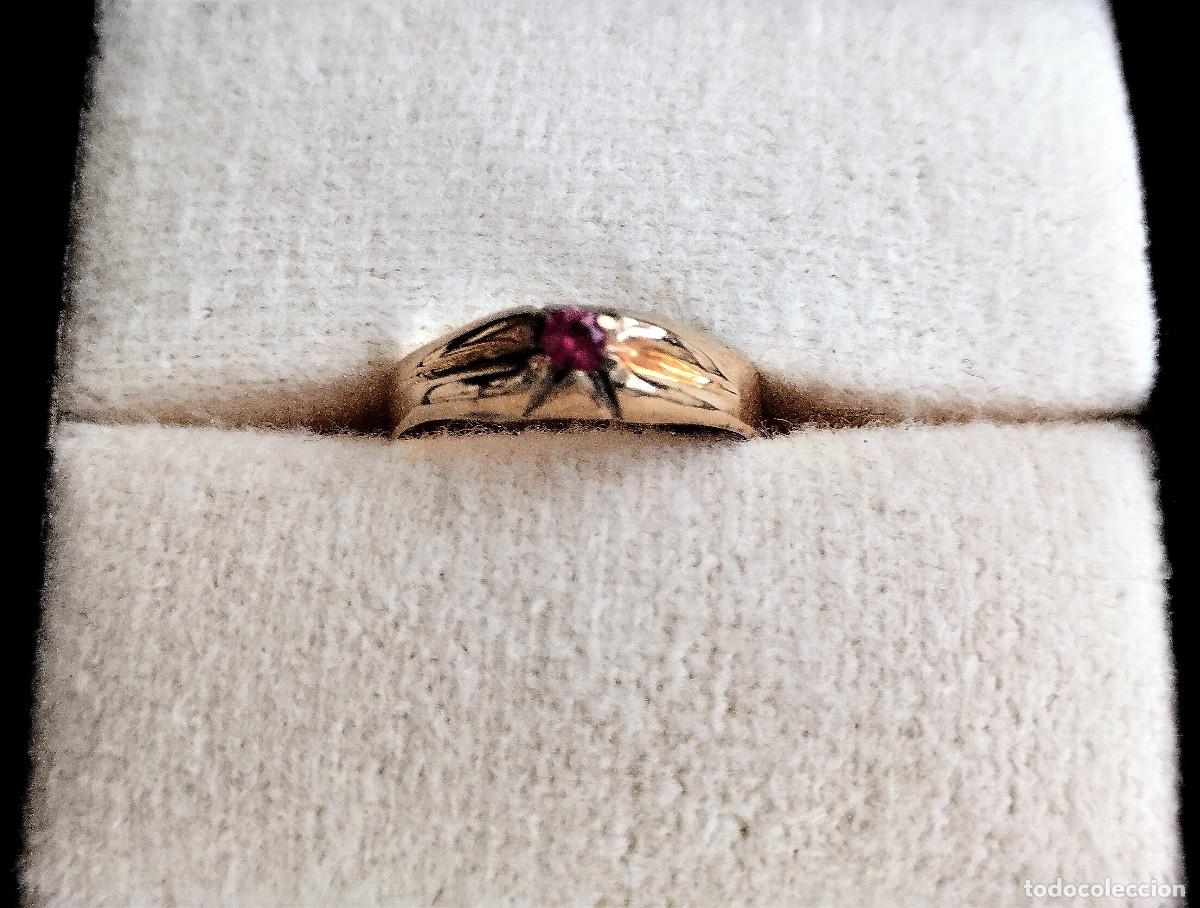 Joaillerie: ANILLO DE ORO DE 18 KLTS. INFANTIL O PARA COLGAR DE CADENA - CON PIEDRA SEMIPRECIOSA ROJA - SIN ESTR