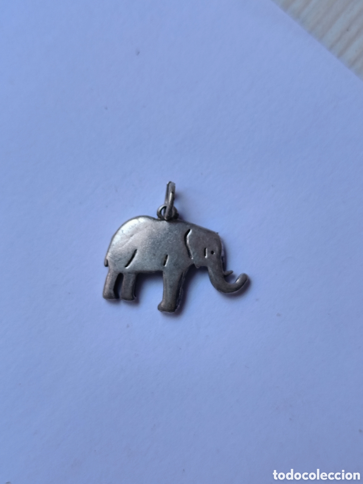 Joaillerie: Colgante amuleto elefante plateado