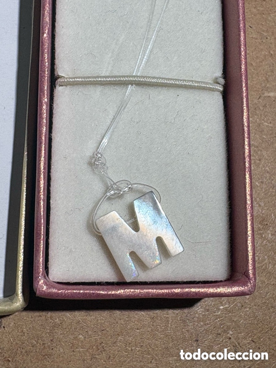 Joalharia: Colgante letra M en n&aacute;car y cierre de plata (A16)