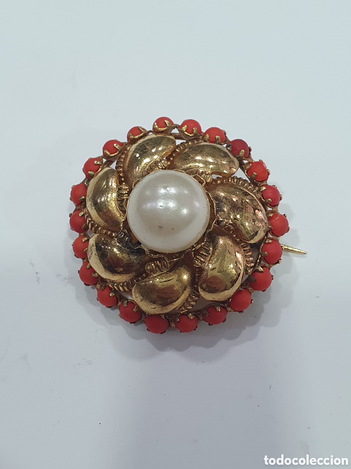 Joalharia: Broche dorado y piedras rojas. (L61)