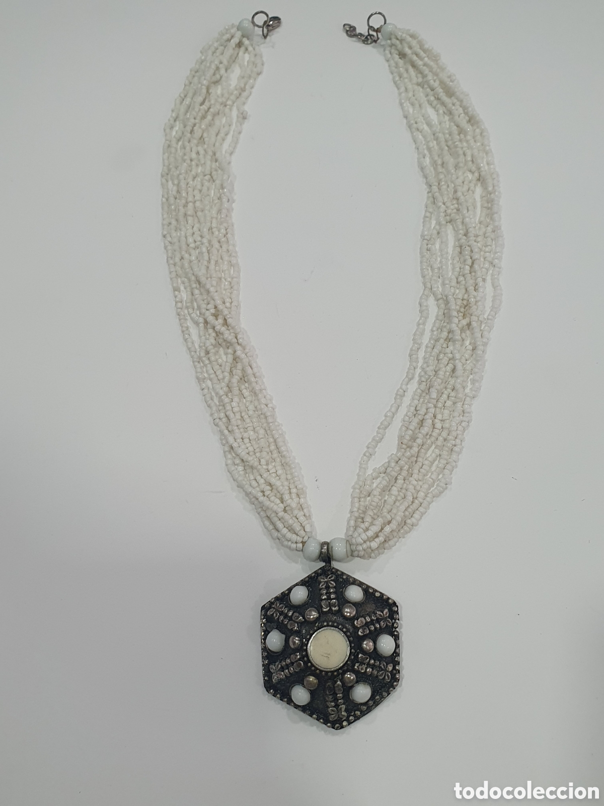 Joyeria: Gargantilla blanca con colgante. (L61)