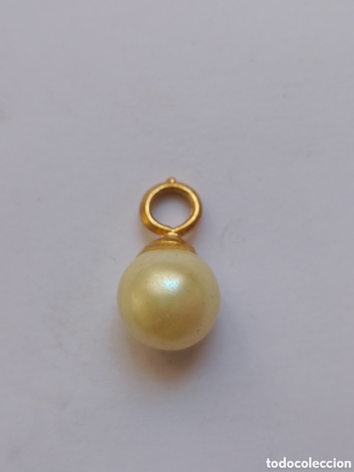 Jewelry: Colgante bola de perla imitaci&oacute;n y cabuj&oacute;n dorado 1cm