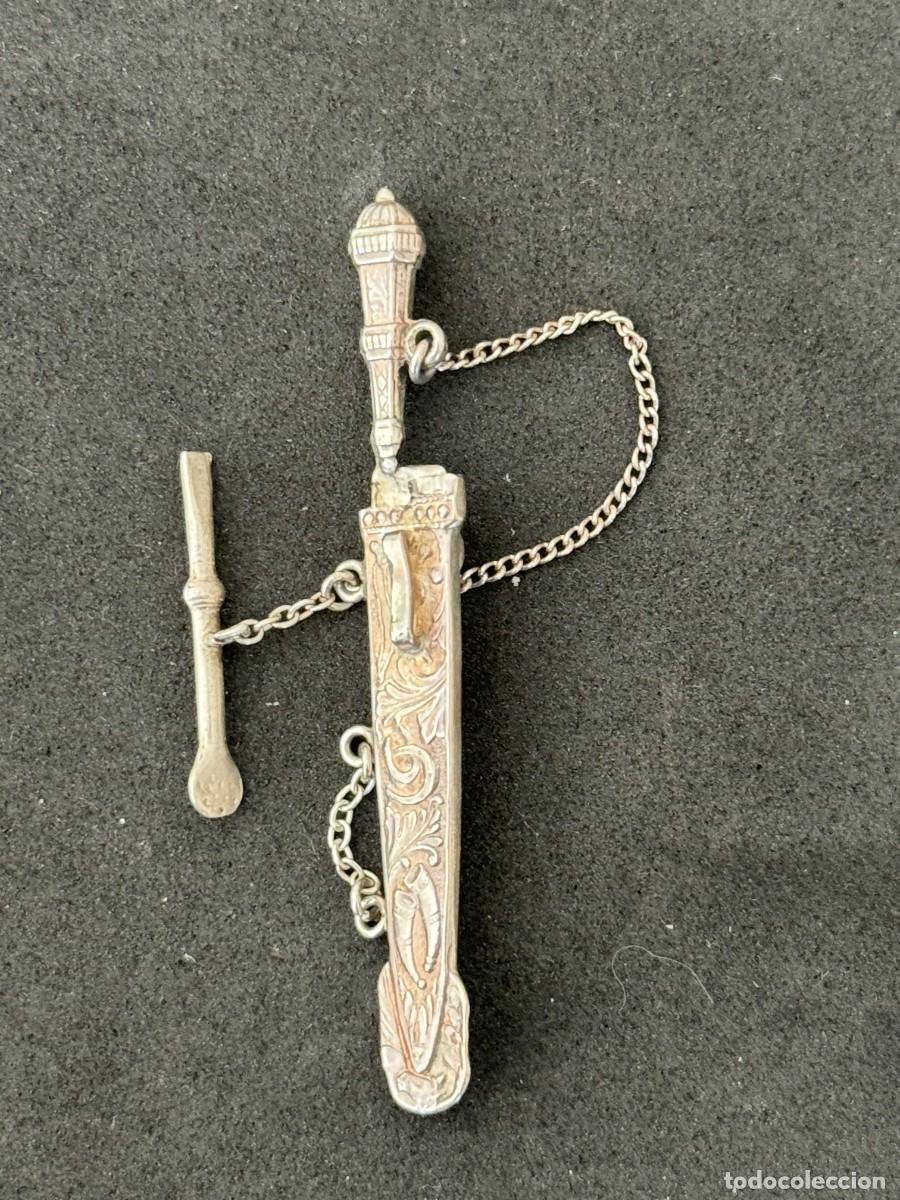 Joalharia: Broche, cuchillo con su funda para colgar