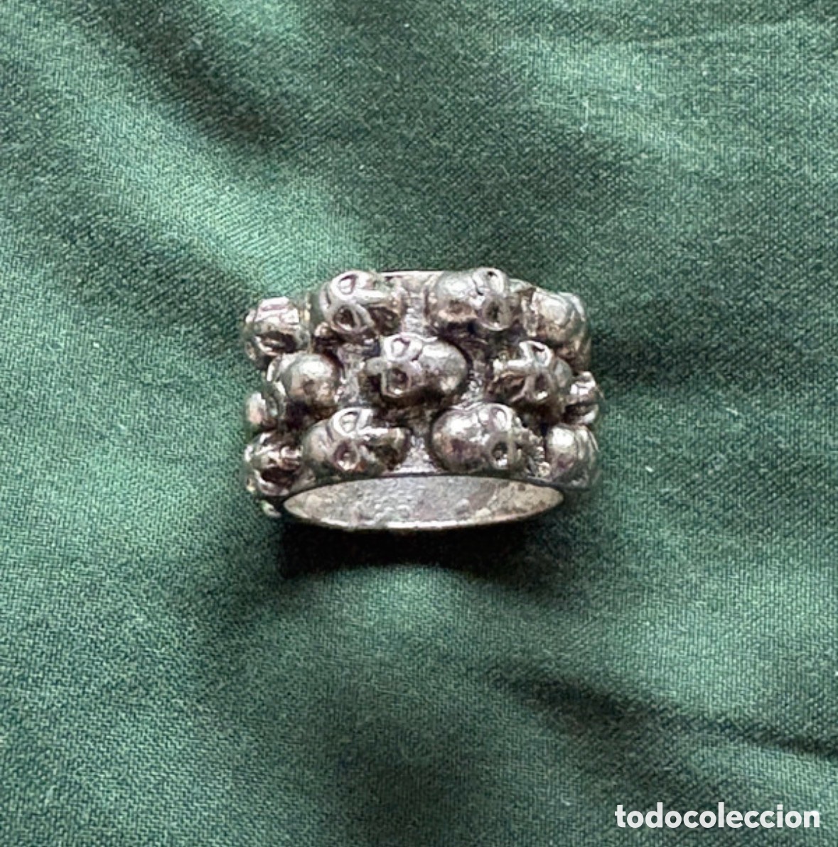 Jewelry: Anillo con calaveras