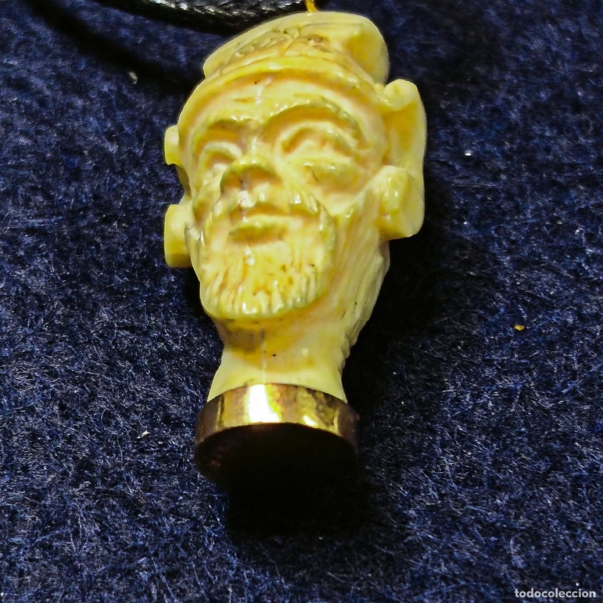 Gioielleria: COLGANTE DE ORO AMARILLO CON CABEZA MANDARIN EN HUESO CON BASE DE ORO. MED. 38 X 15 MM. ORO 18 KTES.