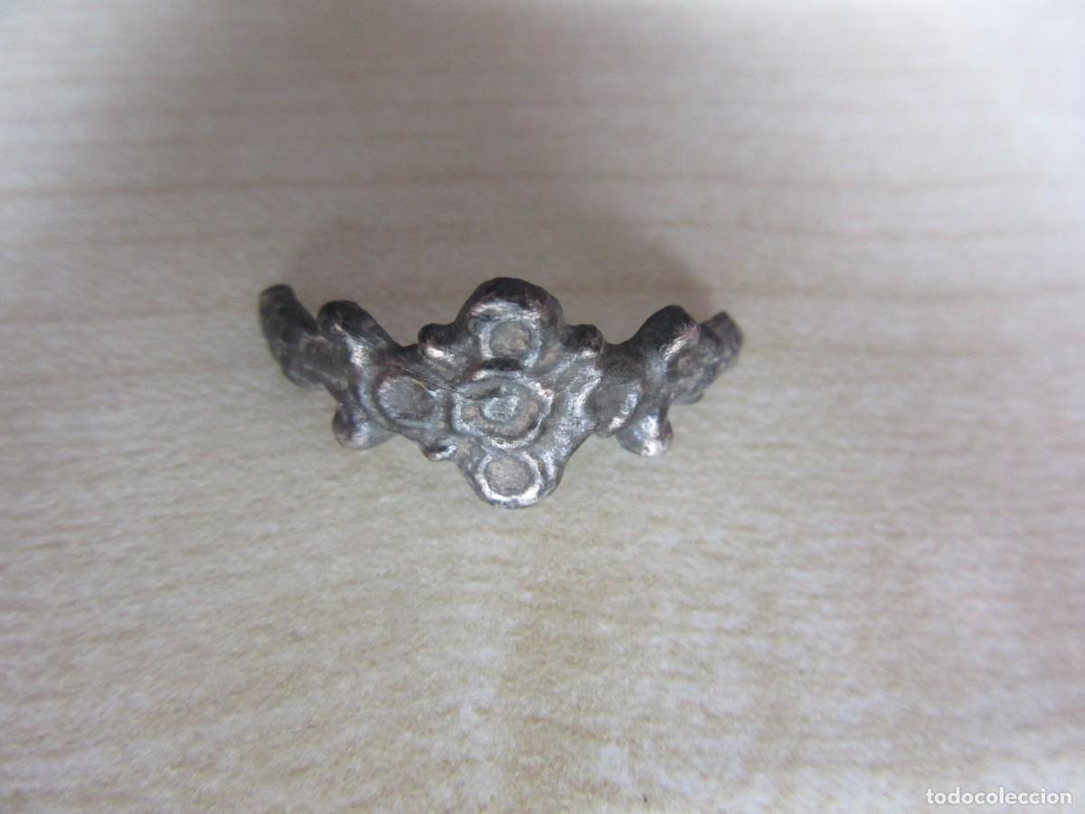 Joyeria: Parte central de anillo posible de plata con motivo de flor Posible S XVI-XVII