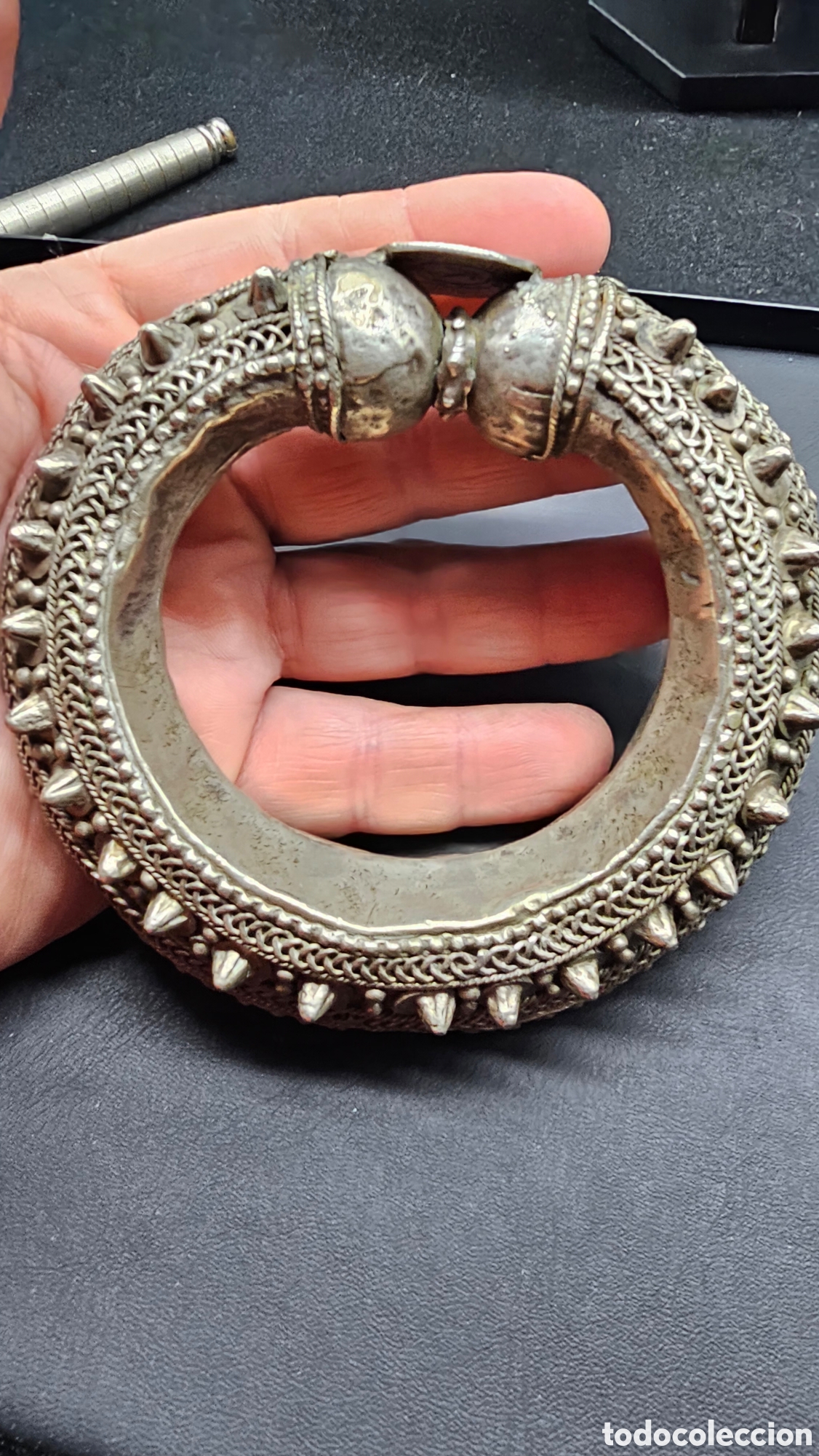 Joyeria: Antiguo brazalete &eacute;tnico con moneda de plata de ley