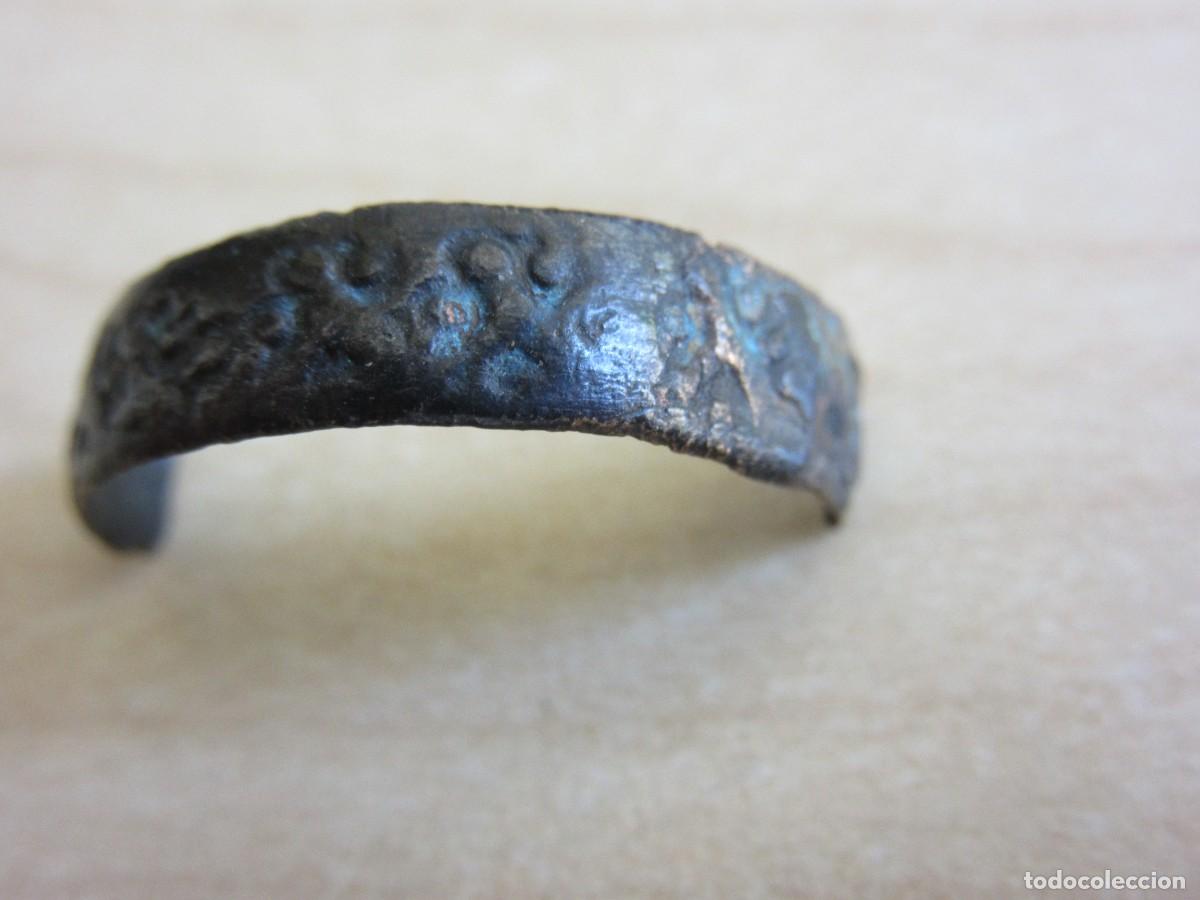 Joyeria: Parte de anillo de bronce con grabados Posible &eacute;poca romana o medieval Di&aacute;metro 2 cm