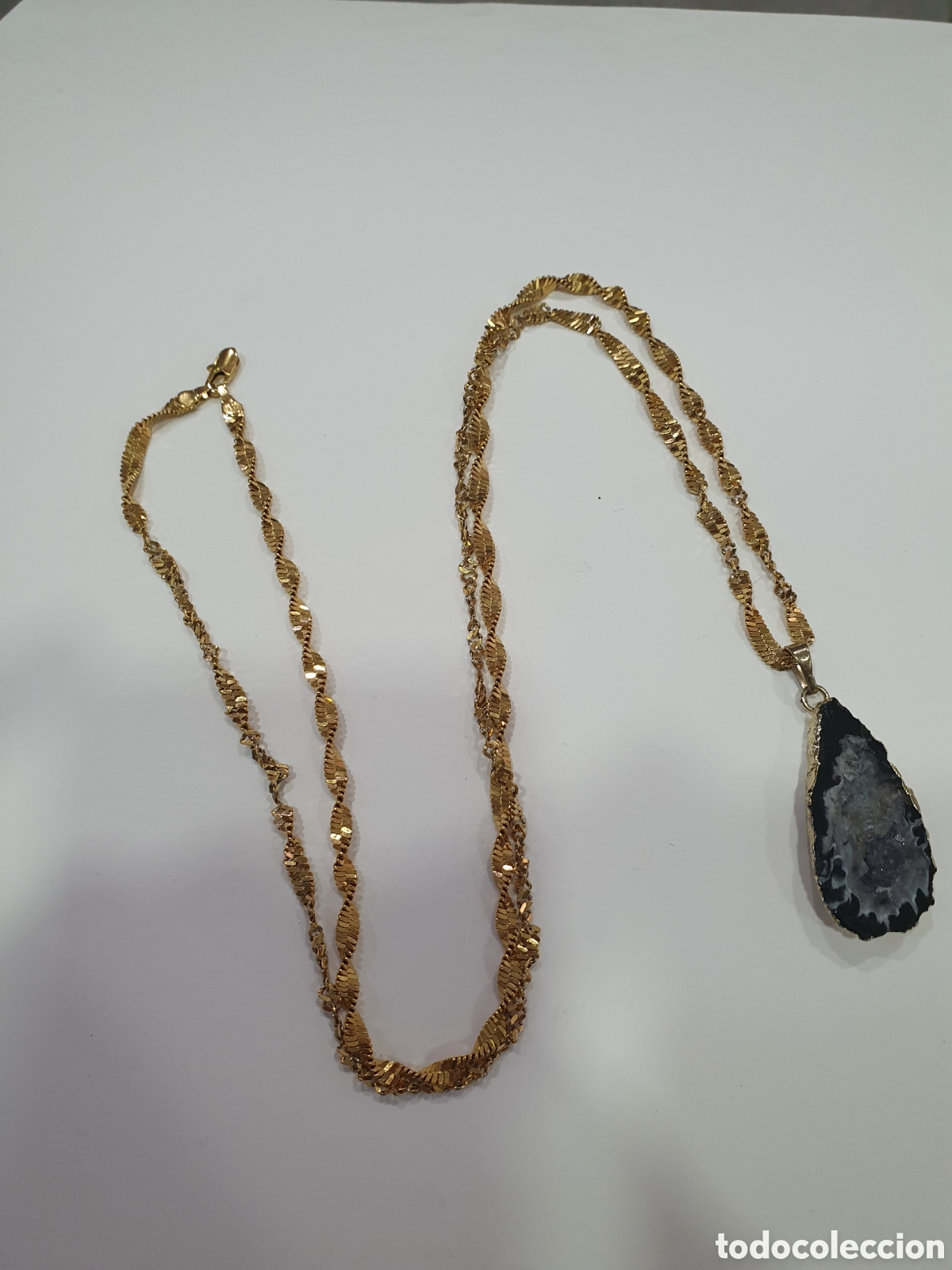Gioielleria: Cadena dorada con colgante geoda. (L127)