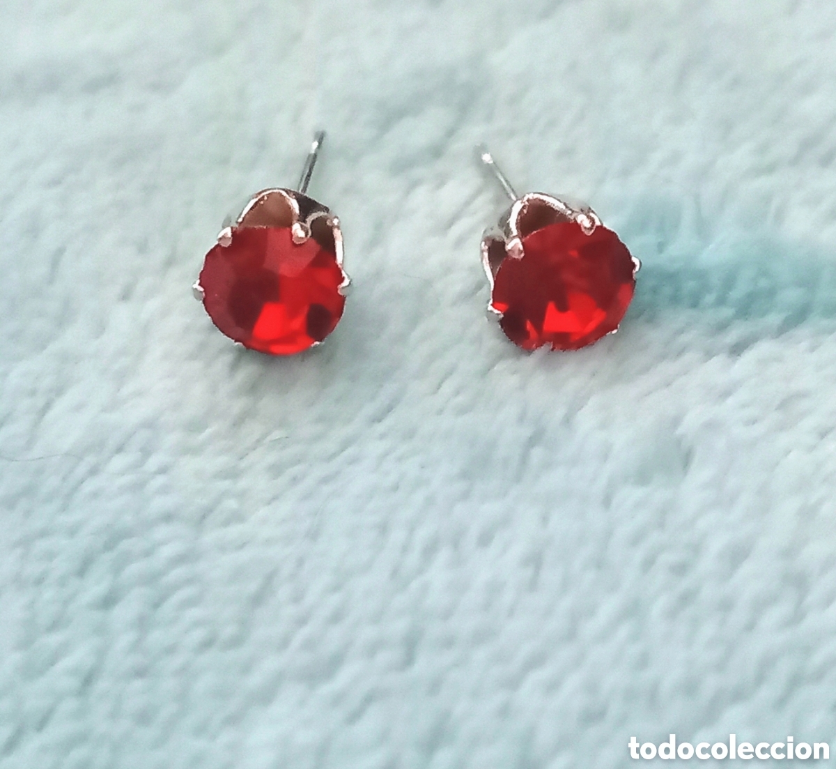 Joyeria: Originales pendientes de bot&oacute;n plateados color rojo trasl&uacute;cido 6mm di&aacute;m. Muy bonitos