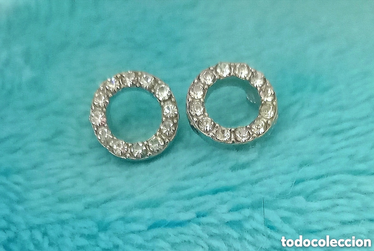 Joyeria: Originales pendientes de bot&oacute;n plateados c&iacute;rculo hueco con incrustaciones brillantes 1cm di&aacute;m. Muy b